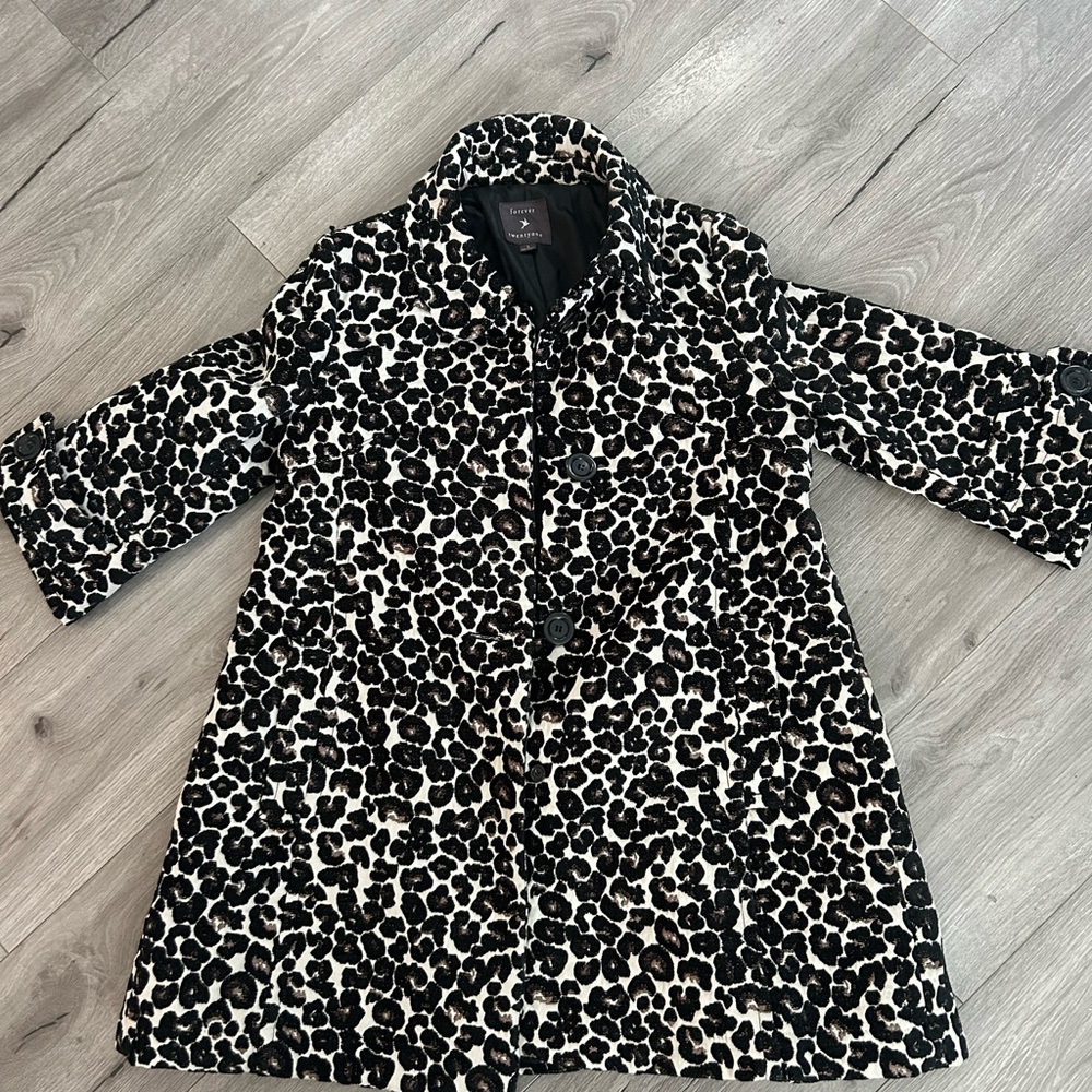 EUC 🐆 Forever 21 Leopard Jaquard Swing coat, with three-quarter sleeves.